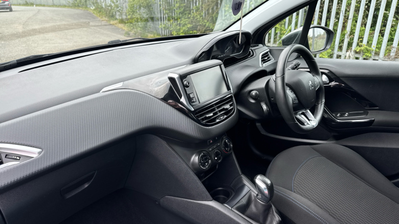 Peugeot 208 1.2 PureTech 82 Signature 5dr [Start Stop] Petrol Hatchback